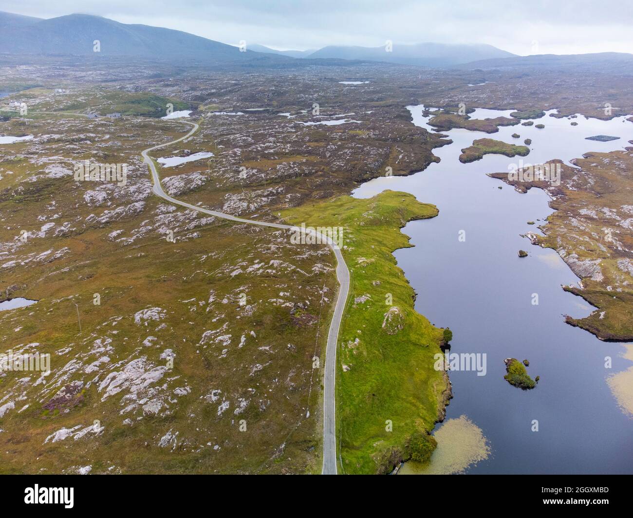 Vue aérienne depuis un drone de route étroite et de paysage rocheux sur les baies sur la côte est de l'île de Harris, Outer Hebrides, Écosse, Royaume-Uni Banque D'Images