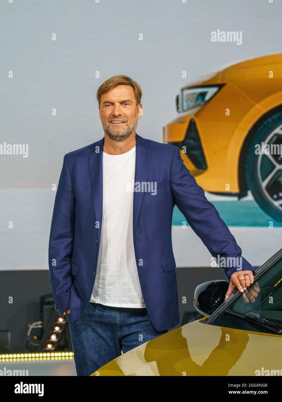 01 septembre 2021, Hessen, Rüsselsheim: Jürgen Klopp, entraîneur de Liverpool FC, présente la nouvelle Opel Astra à l'usine Opel de Rüsselsheim. Le constructeur automobile Opel dévoile sa sixième génération de la nouvelle Opel Astra. La génération actuelle est également disponible sous forme de plug-in hybride et devrait être livrée à partir du début de 2022. Photo: Andreas Arnold/dpa Banque D'Images