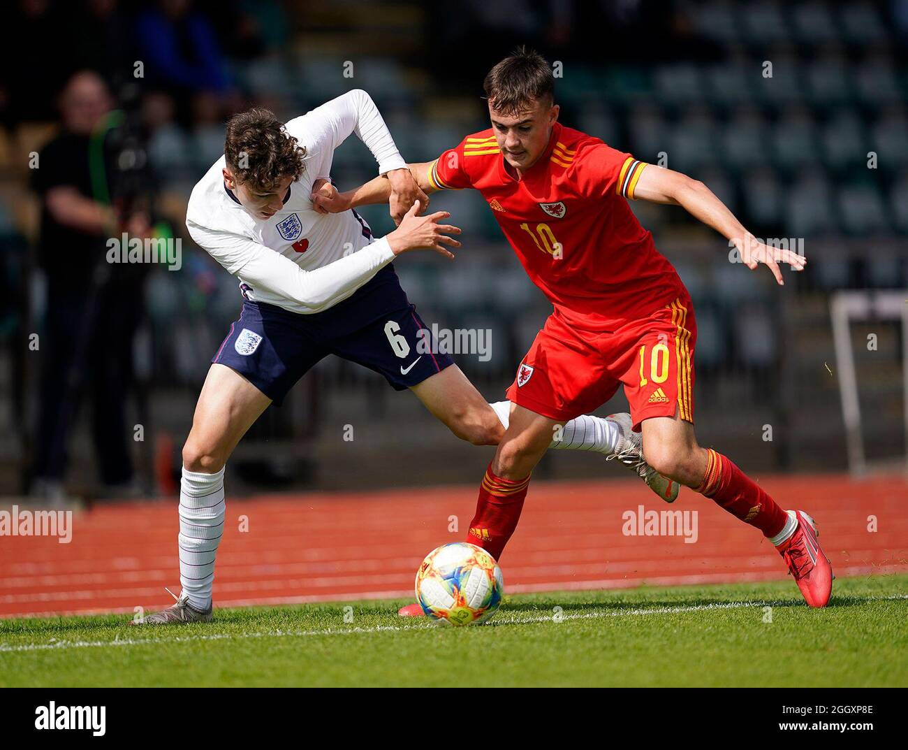 Newport, Royaume-Uni. 03 septembre 2021. Luke Chambers (6) Luke Harris (10) photographié en action, pendant le pays de Galles contre l'Angleterre U18, score final 1-1 Credit:, Graham Glendinning,/ Alamy Live News Banque D'Images