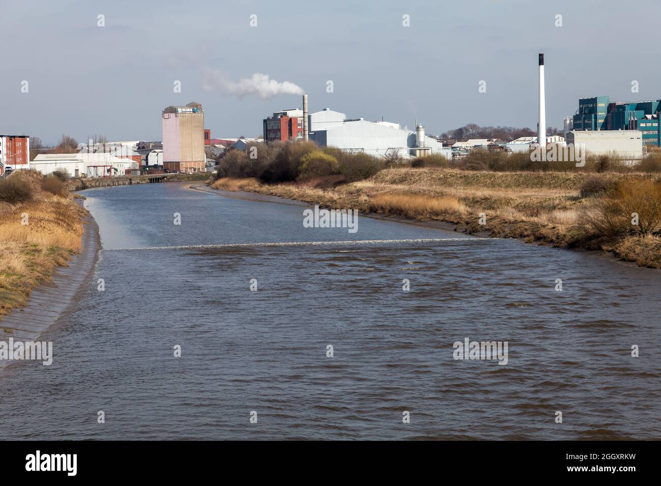 Le Mersey Tidal Bore dans le chenal qui passe sous le pont Forrest Way, à la périphérie de Warrington Banque D'Images