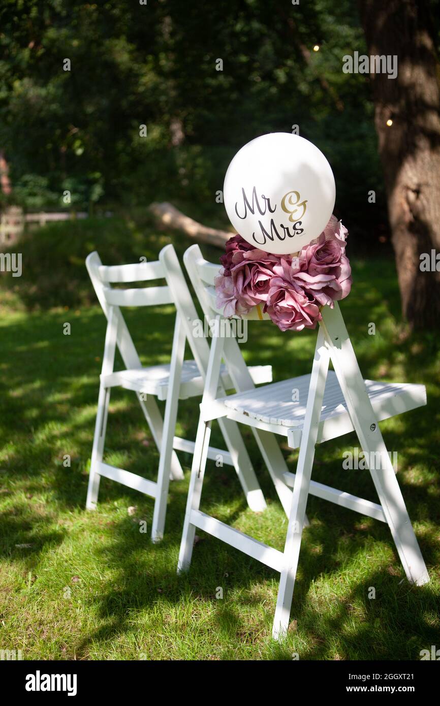 chaises de mariage, rangées à l'extérieur dans le parc, avec décorations faites à la main. Photo de haute qualité Banque D'Images