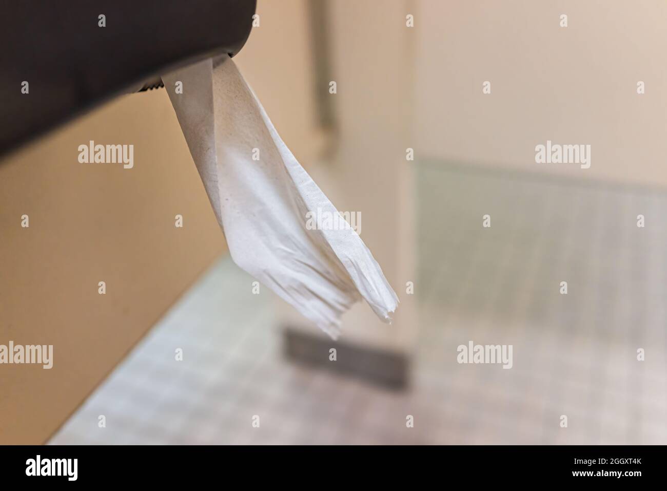 Nettoyez l'intérieur de la salle de bains avec un gros plan de papier toilette blanc des toilettes publiques suspendu avec des rouleaux de papier de soie dans la cabine Banque D'Images