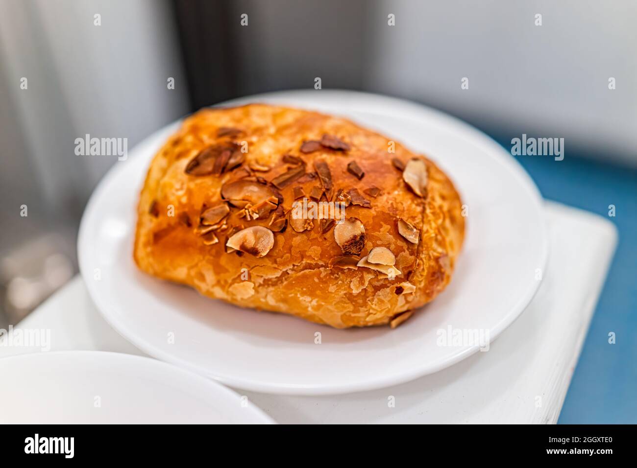 Croissant de pâtisserie doré sur des assiettes avec croûte feuilletée et crème d'amande, comme la cuisine française traditionnelle et le petit déjeuner du matin Banque D'Images