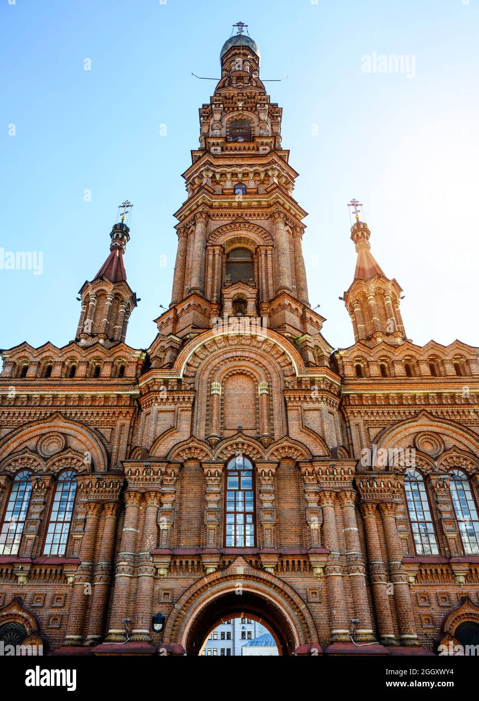 Clocher de la cathédrale d'Epiphany à Kazan, Tatarstan, Russie. Ce grand beffroi est une attraction touristique de Kazan. Vue verticale de l'ancien magnifique monument Banque D'Images
