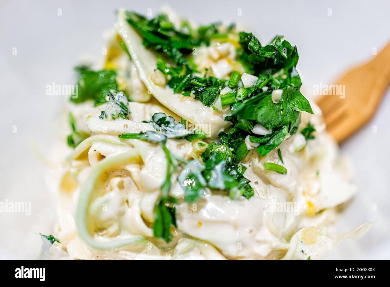 Gros plan de pâtes de pâtes de nouilles crues non cuites courgettes en spirale râpés pour la préparation de la cuisine végétalienne crue ou la substitution à faible teneur en glucides de fetuccine crémeuse ITA Banque D'Images