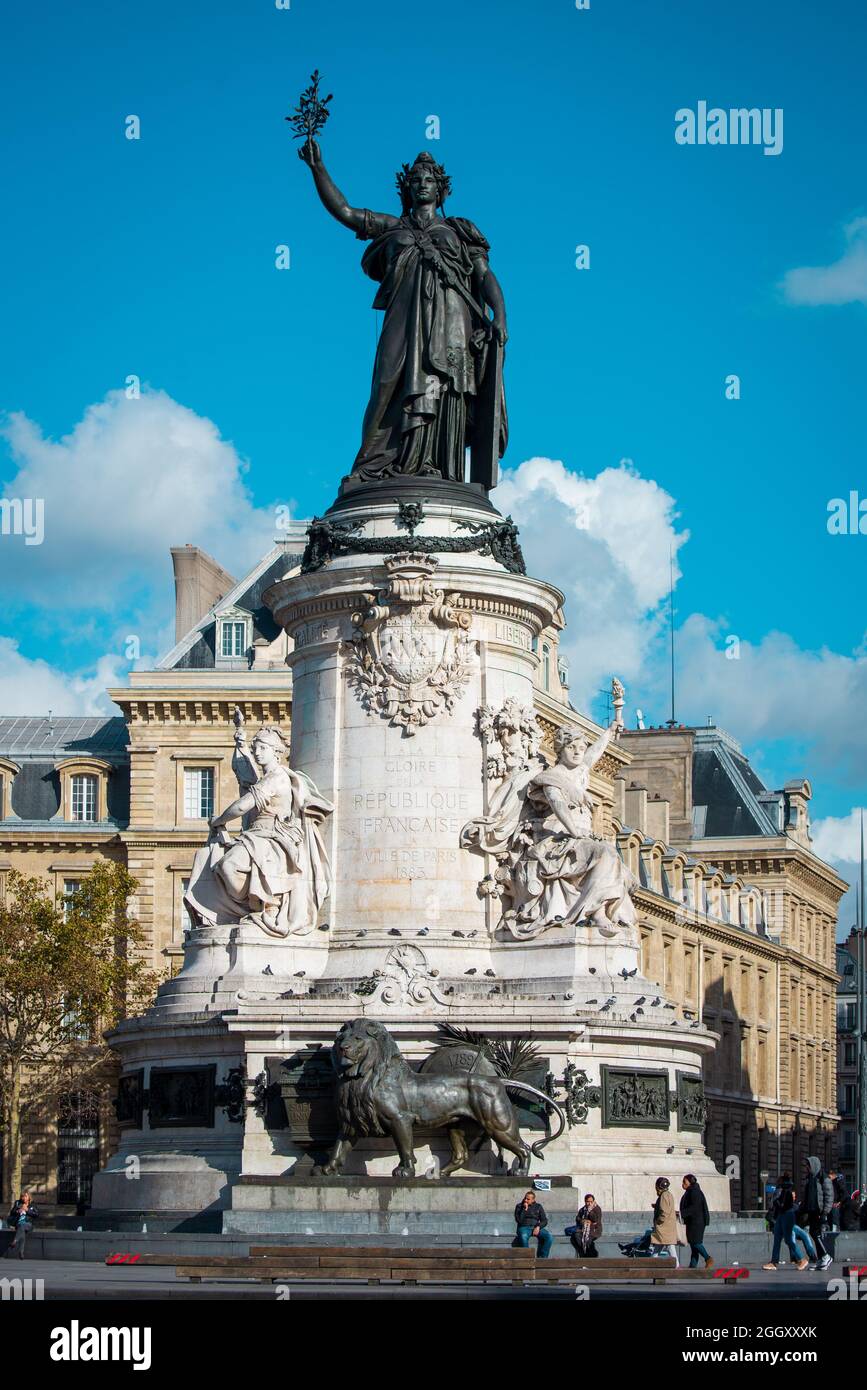 PARIS, FRANCE - 24 mai 2021 : la statue de Marianne sur la place de la République contre un ciel bleu nuageux à Paris, France Banque D'Images