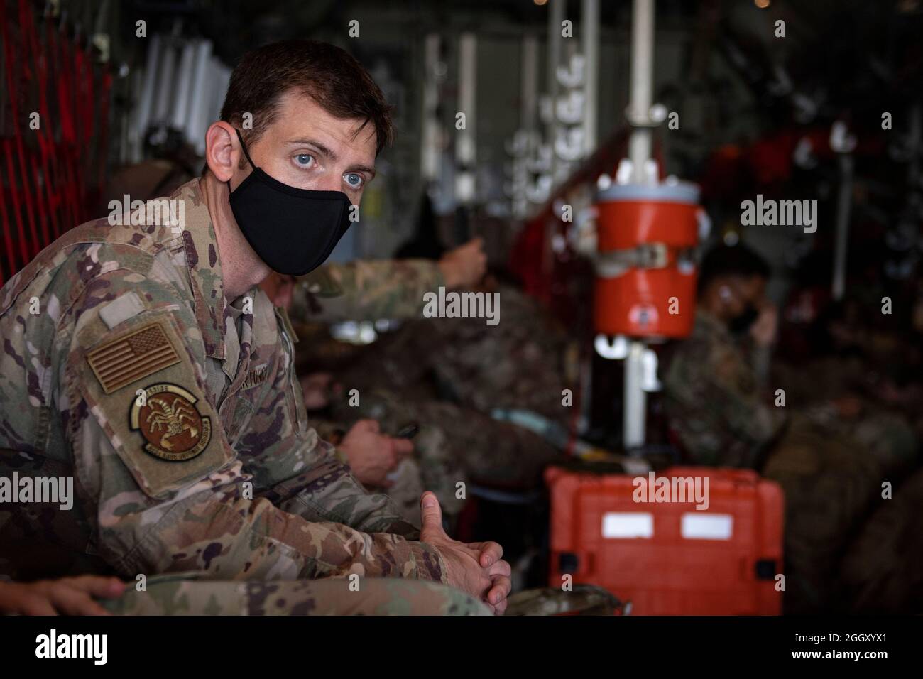 Le major de la Force aérienne des États-Unis, Timothy Funican, commandant du 822e Escadron de défense de la base, attend à bord d'un avion cargo HC-130J combat King II avec des membres de son unité à la base aérienne Moody, en Géorgie, le 28 août 2021. Funican est responsable de l'organisation, de la formation et de l'équipement des aviateurs du 822ème BDS pour fournir au Secrétaire de la Défense une capacité de défense entièrement intégrée, qui permet des missions de la Force aérienne, des missions conjointes et des missions de coalition. (É.-U. Photo de la Force aérienne par le Sgt. Daryl Knee) Banque D'Images