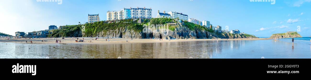 Vue panoramique sur South Beach à Tenby, au pays de Galles, au Royaume-Uni, avec des bâtiments colorés le long de l'Esplanade, sur la falaise. Banque D'Images