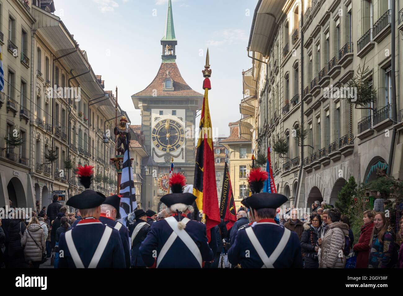 Zytglogge et une parade de soldats suisses en costume traditionnel pendant les vacances Zibelemarit (marché Onion) - Berne, Suisse Banque D'Images