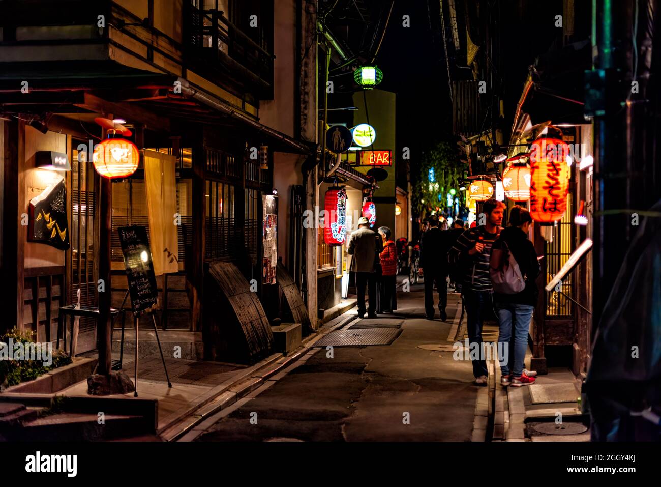 Kyoto, Japon - 16 avril 2019 : personnes marchant dans la rue du quartier de Pontocho Alley la nuit avec restaurant éclairé lanternes izakaya et panneau pour le bar Banque D'Images