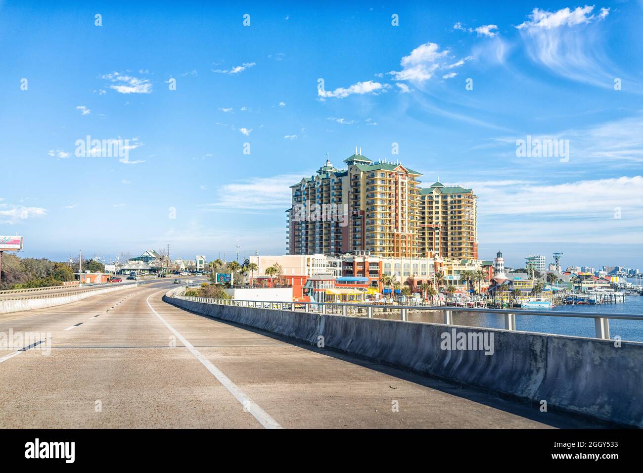 Destin, États-Unis - 13 janvier 2021 : paysage urbain du village de la ville de destin avec vue sur le célèbre Harbour Boardwalk coloré dans le golfe du mexique en manique de Floride Banque D'Images