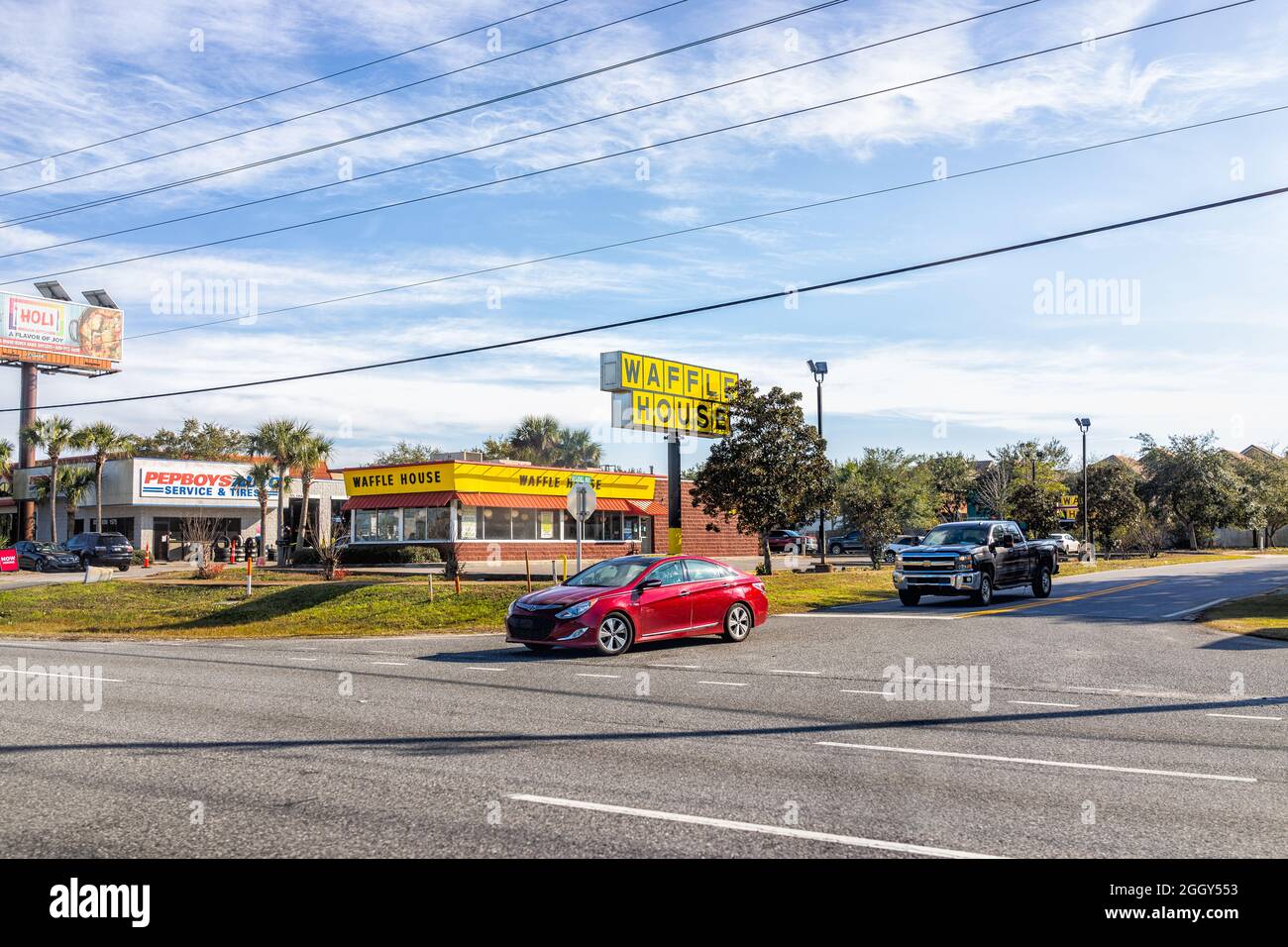 Destin, États-Unis - 13 janvier 2021 : vue sur la ville de destin depuis Emerald Coast parkway Road Street avec magasins restaurants pour Waffle House et PepBoy Banque D'Images