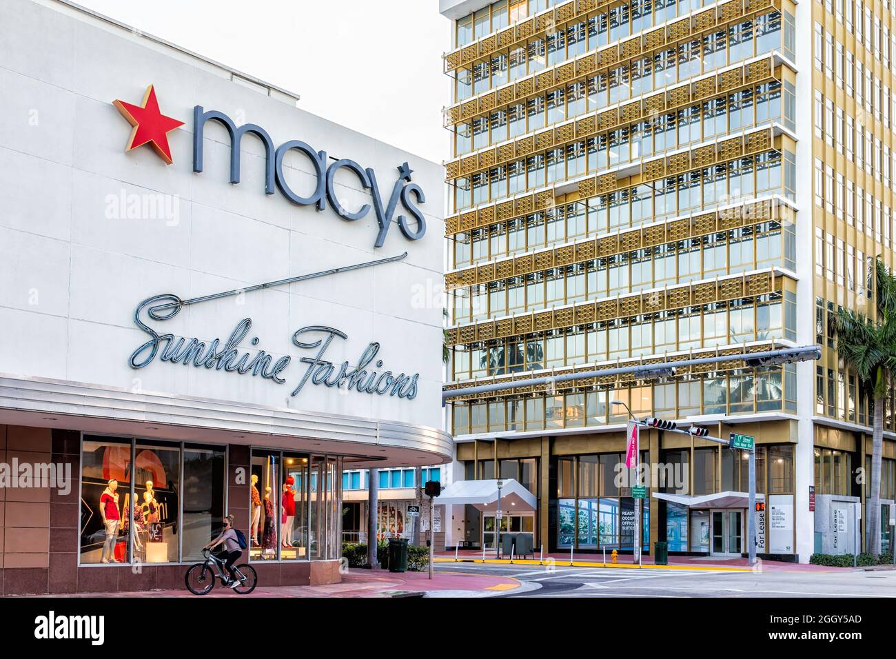 Miami Beach, États-Unis - 21 janvier 2021 : panneau pour le grand magasin Macy's Sunshine mode à Meridian Avenue à South Beach, Floride avec des gens par exte Banque D'Images