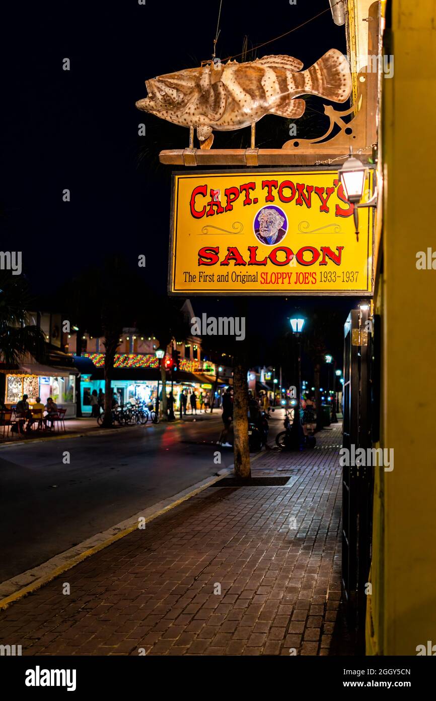 Key West, États-Unis - 24 janvier 2021 : le célèbre capitaine de Floride Tony's Saloon bar de sloppy Joe's avec un panneau suspendu avec la musique live de la performance passée Banque D'Images