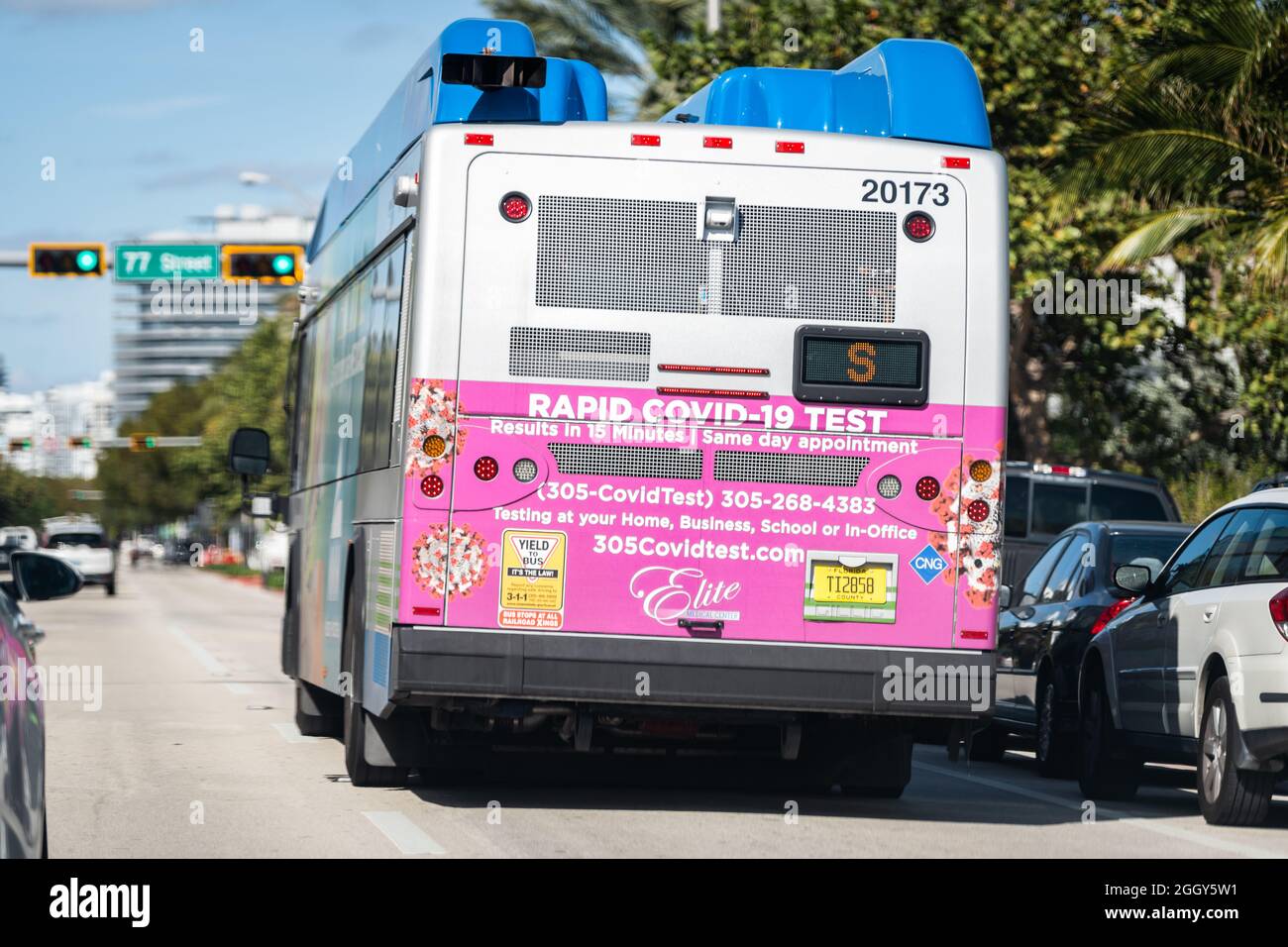 Sunny Isles Beach, Etats-Unis - 19 janvier 2021: Bus avec publicité pour le test rapide du coronavirus Covid-19 avec résultats en 15 minutes sur rendez-vous avec t Banque D'Images