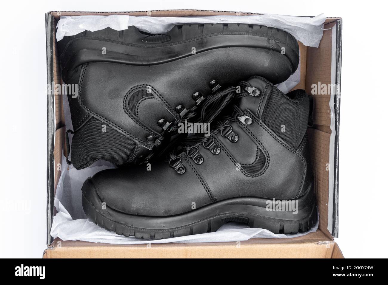 Nouvelles bottes de travail dans une boîte à chaussures, paire de bottes de travail noires Banque D'Images