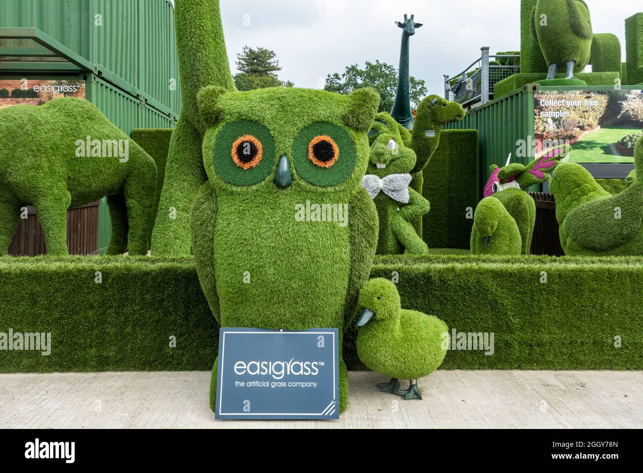 Easigrass, hibou artificiel et autres animaux (EASI-bêtes, sculptures animales recouvertes d'herbe en plastique), Royaume-Uni Banque D'Images