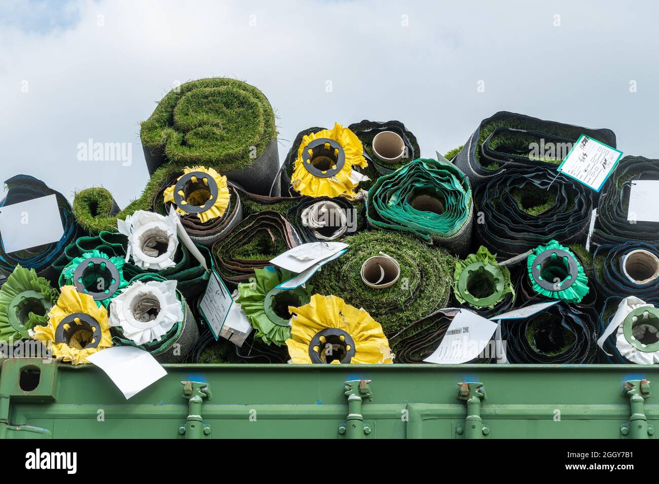 Rouleaux d'herbe artificielle ou plastique Easigrass, Royaume-Uni Banque D'Images