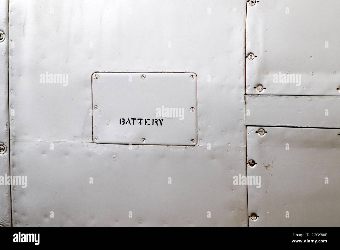 Trappe de batterie sur le fuselage métallique brillant d'un avion Banque D'Images