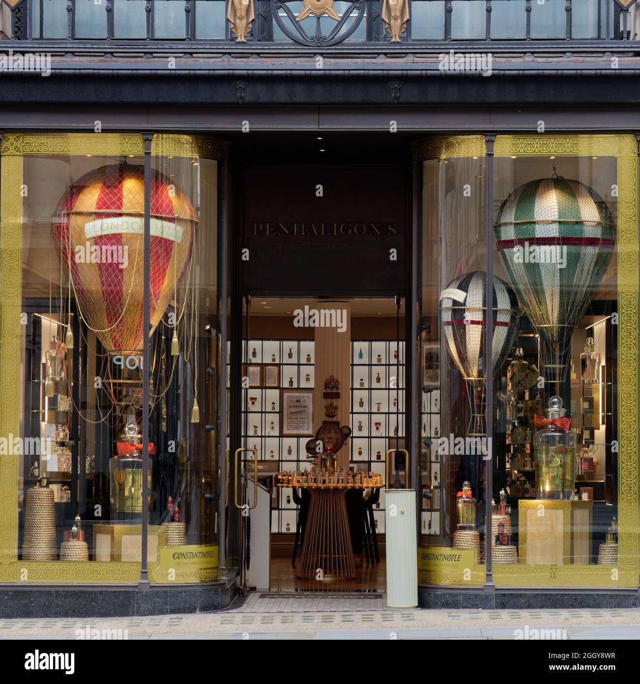 Londres, Grand Londres, Angleterre, août 24 2021: Penhaligon's parfumerie House sur Regent Street avec air chaud ballon style décoration dans la fenêtre de magasin. Banque D'Images