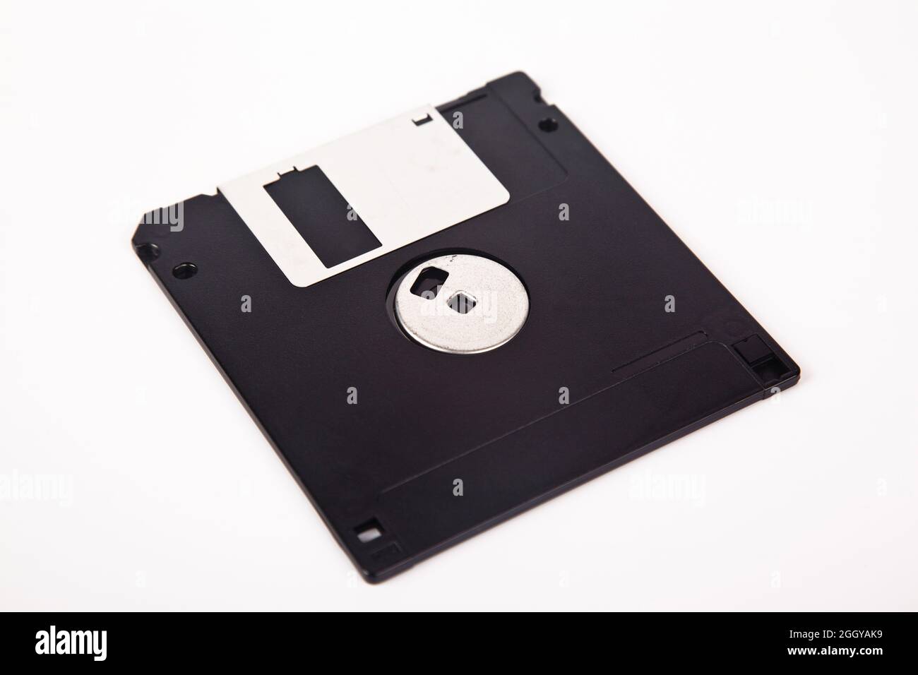 Ancienne technologie informatique et de stockage de données, disquette  magnétique en plastique noir de 3½ pouces, isolée sur fond blanc Photo  Stock - Alamy