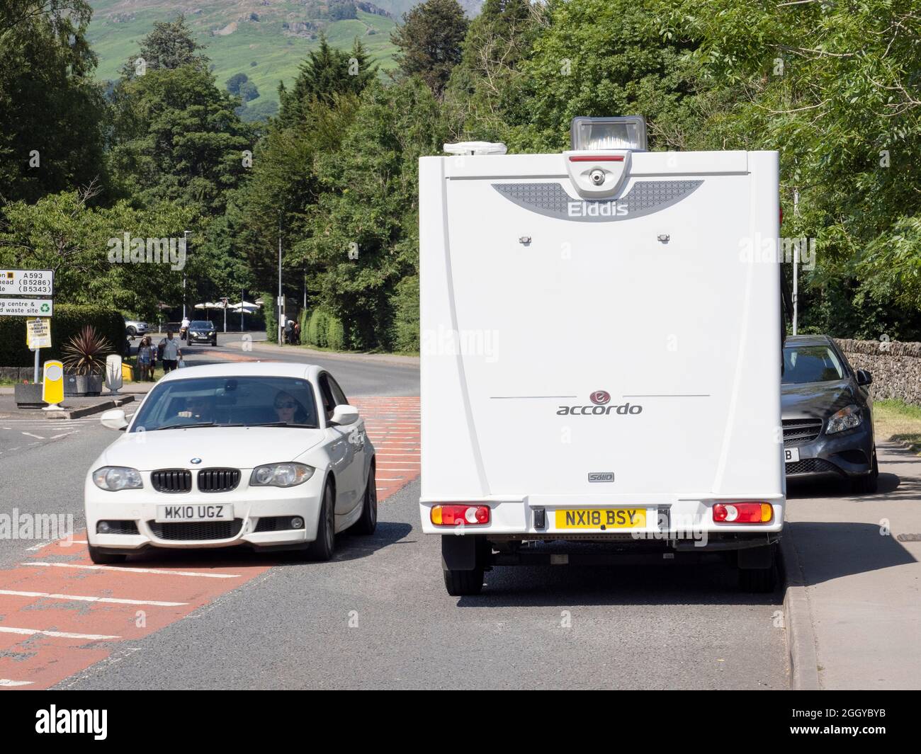 Les automobilistes qui garent leur voiture sur la chaussée à Ambleside, Lake District, Royaume-Uni. Comme Covid a empêché la plupart des gens de voyager à l'étranger, incra Banque D'Images