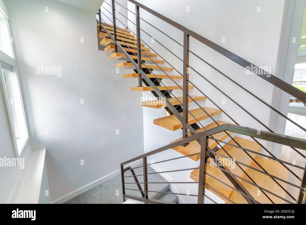 Escalier moderne avec marches flottantes en métal et en bois Banque D'Images