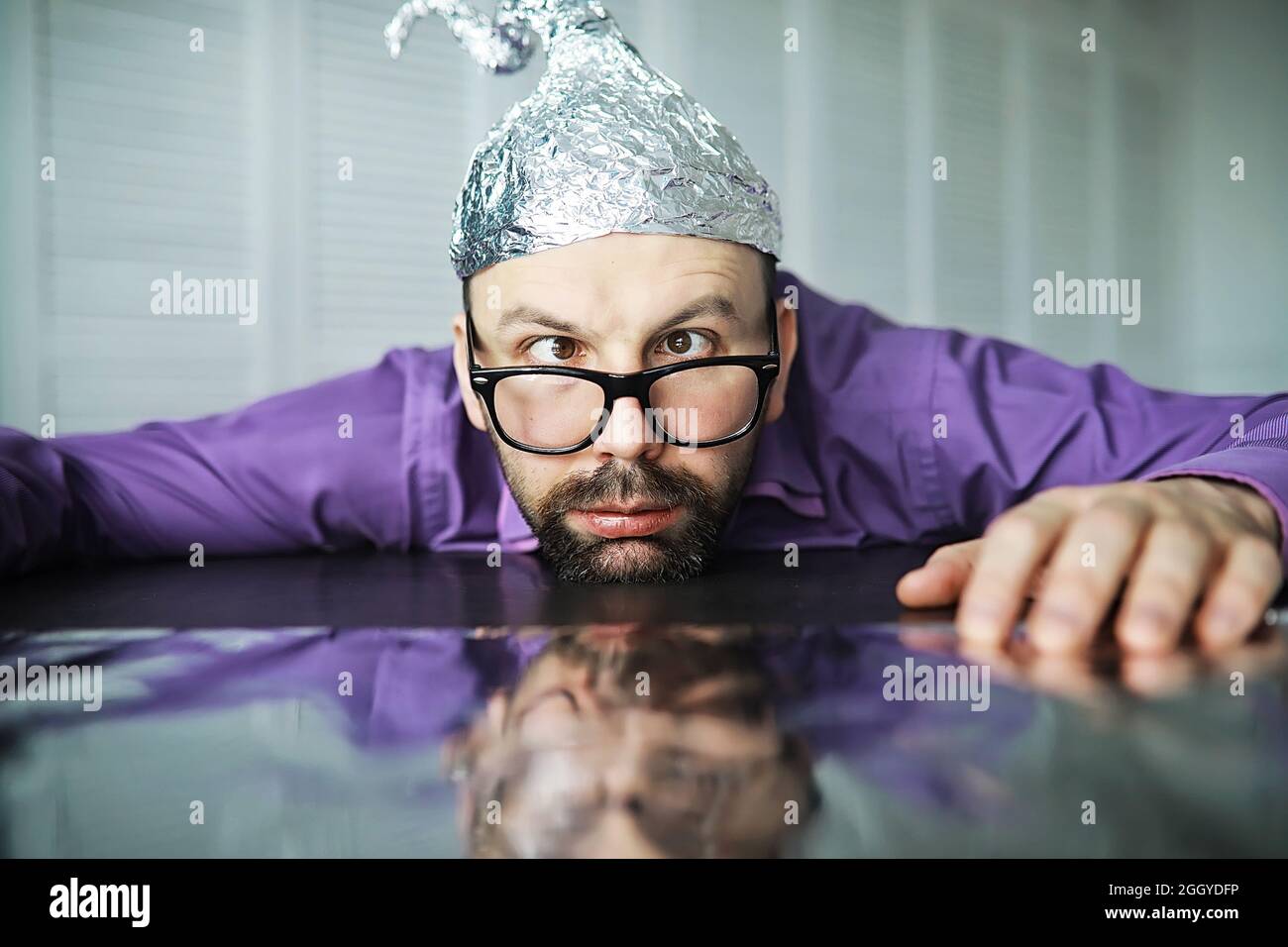 Drôle Homme Barbu Dans Une Chemise Plaid Avec Un Chapeau En Aluminium  Regarde Debout à Côté D'un Fond De Mur Clair. Photo stock - Image du fond,  opinion: 277329104