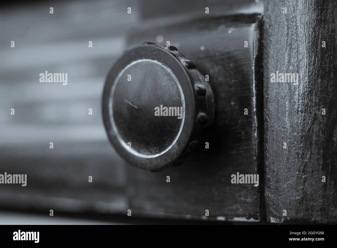 Chaîne hi-Fi vintage, boutons et façade métallique. Banque D'Images