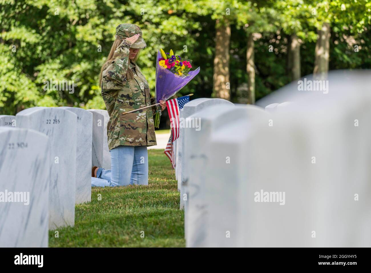 Salisbury, Caroline du Nord, États-Unis. 3 septembre 2021. Une jeune mariée montre son chagrin au lieu d'inhumation d'un membre de sa famille dans un cimetière militaire (Credit image: © Walter G Arce SR Grindstone Medi/ASP via ZUMA Press Wire) Credit: ZUMA Press, Inc./Alay Live News Banque D'Images