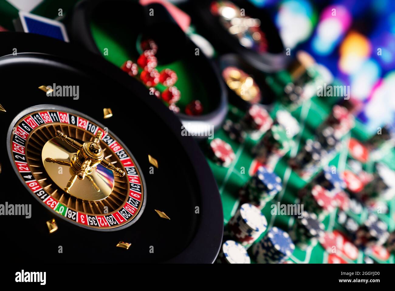 Table de roulette dans le casino. Roulette. Table verte de feutre de Casino avec des numéros rouges et noirs. Pile de jetons de poker. Banque D'Images