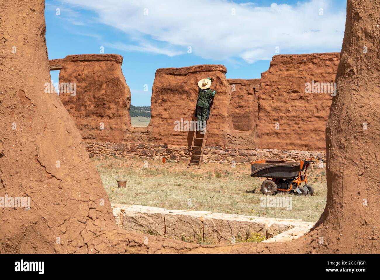 Watrous, Nouveau-Mexique - les travailleurs du service des parcs maintiennent les ruines du monument national de fort Union. De 1851 à 1891, fort Union a défendu la piste de Santa Fe, Banque D'Images
