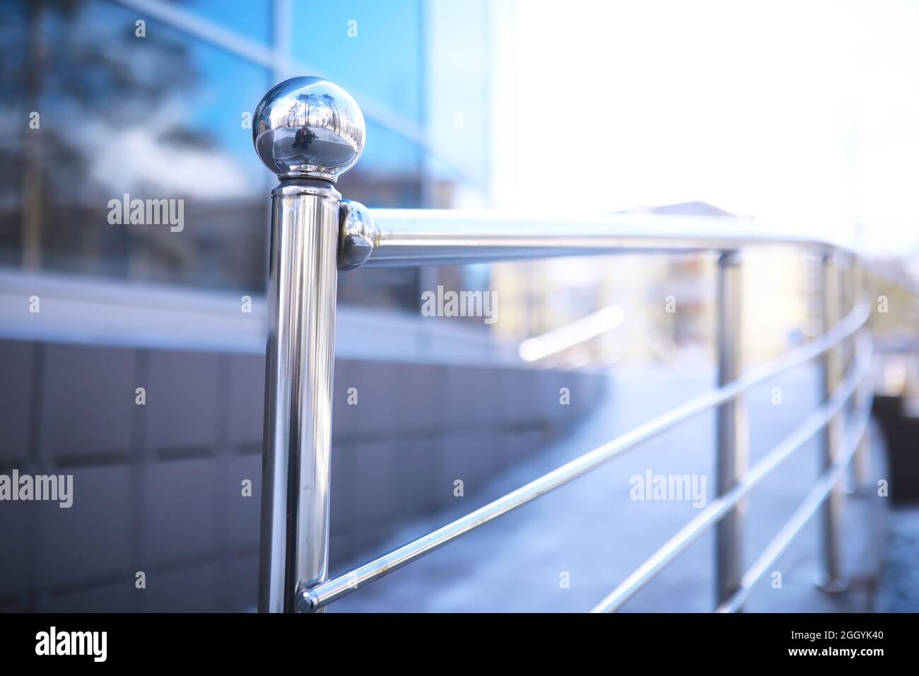 Rambarde en verre et acier inoxydable. Escaliers dans un intérieur moderne. Balustrade en verre. Vue à angle bas des escaliers menant à un bâtiment moderne. Banque D'Images