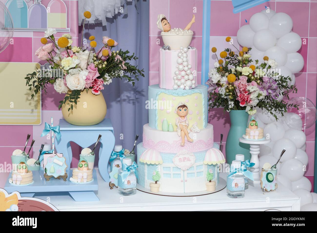 Table de bonbons : gâteau, biscuits et desserts; décoration à thème pour la fête féminine des enfants. Banque D'Images