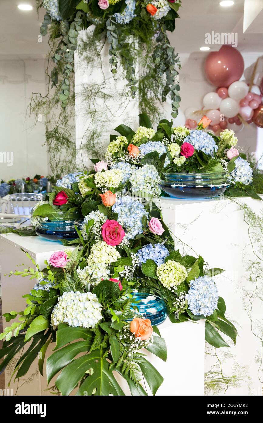 Salle d'événements sociaux décorée de fleurs d'hortensia. Banque D'Images