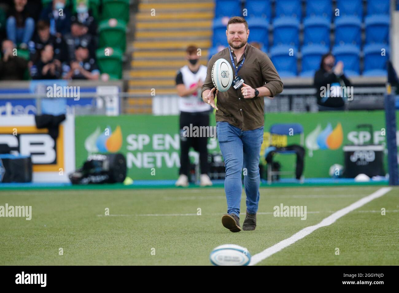 Glasgow, Royaume-Uni. 03 septembre 2021.l'ancien Falcon et aussi le joueur Glasgow Warrior, Jon Welsh met le ballon de match avant le match amical pré-saison entre Glasgow Warriors et Newcastle Falcons au stade Scotstoun, Glasgow, le vendredi 3 septembre 2021. (Credit: Chris Lishman | MI News) Credit: MI News & Sport /Alay Live News Banque D'Images