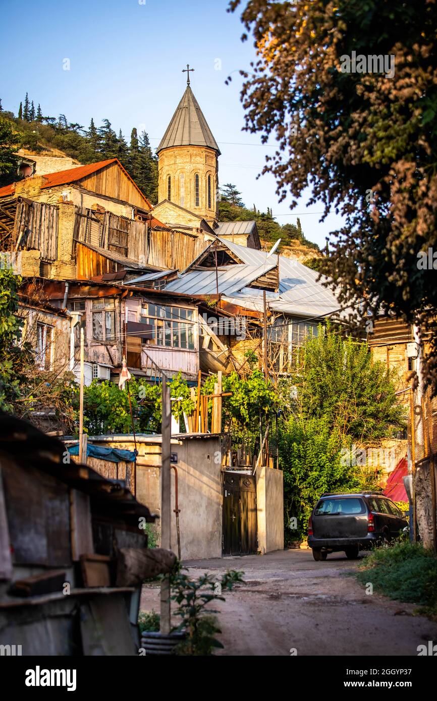 Vieille ville Eglise centre ville à Tbilissi Géorgie paysage au lever du soleil été Banque D'Images