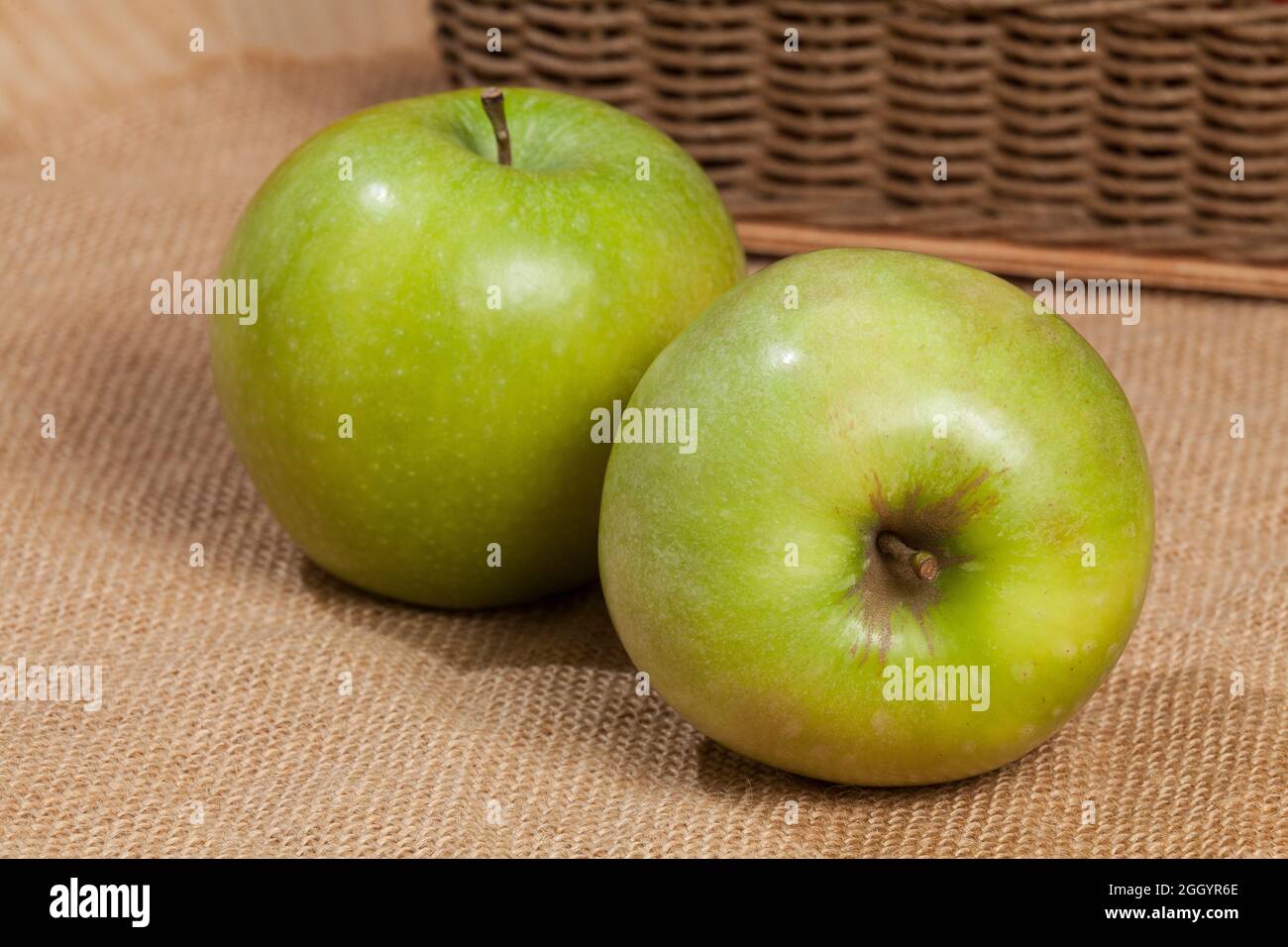 Pomme verte savoureuse ; photo sur fond de bois. Banque D'Images