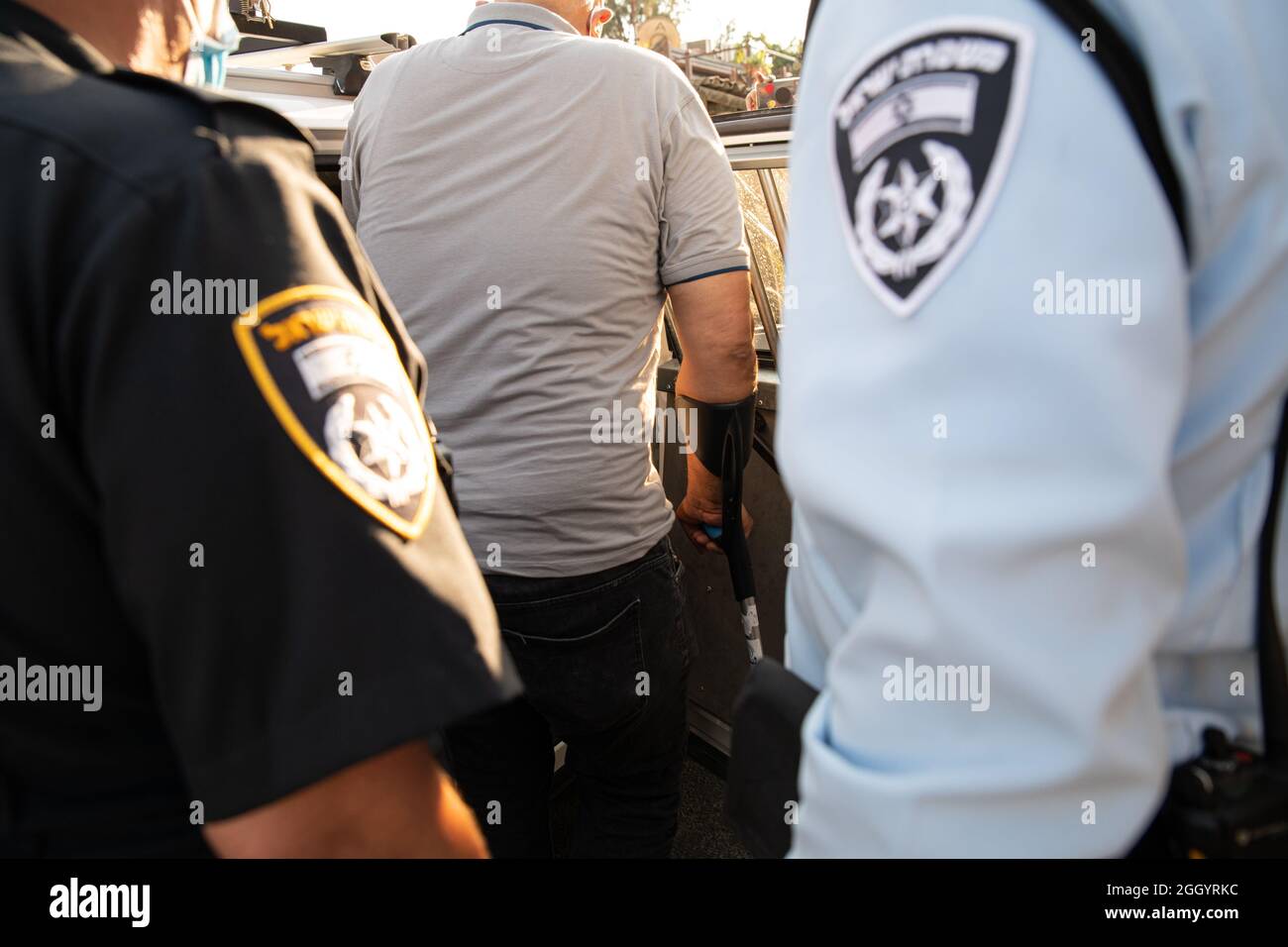 Jérusalem, Israël. 03ème septembre 2021. Un jour après que le Ministre israélien de la sécurité intérieure ait déclaré que les forces de police devaient éviter la confiscation des drapeaux palestiniens - des affrontements se sont produits alors que la police israélienne avait violemment volé des drapeaux aux mains des manifestants. Des manifestants juifs et palestiniens à Sheikh Jarach lors de la manifestation hebdomadaire devant le point de contrôle de la police israélienne à l'entrée du quartier - qui surveille l'entrée des non-résidents depuis avril dernier. Cheikh Jarach. Jérusalem, Israël. 3 septembre 2021. Credit: Matan Golan/Alay Live News Banque D'Images