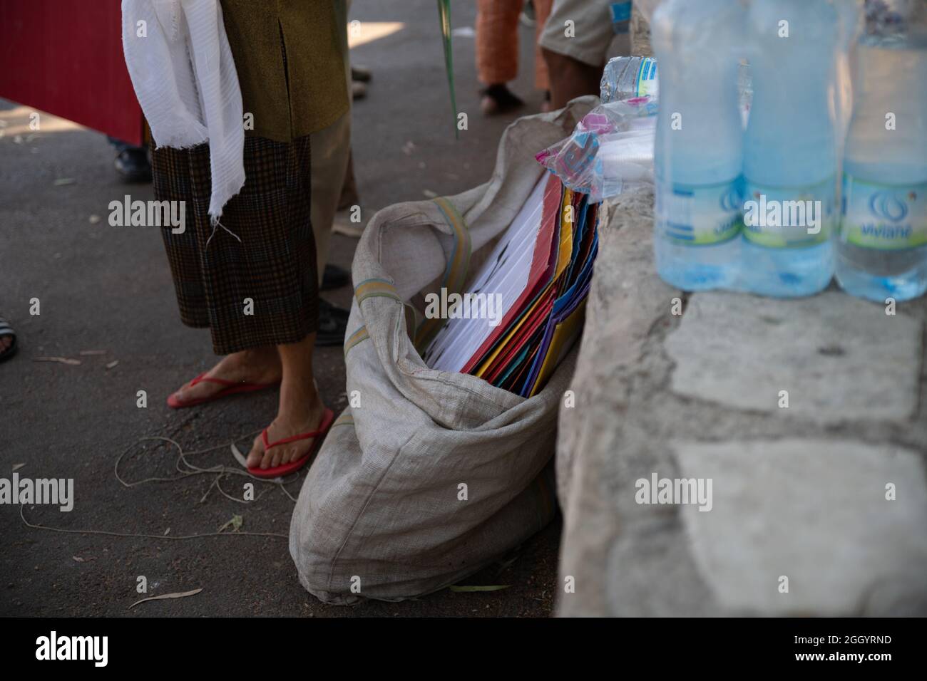 Jérusalem, Israël. 03ème septembre 2021. Un jour après que le Ministre israélien de la sécurité intérieure ait déclaré que les forces de police devaient éviter la confiscation des drapeaux palestiniens - des affrontements se sont produits alors que la police israélienne avait violemment volé des drapeaux aux mains des manifestants. Des manifestants juifs et palestiniens à Sheikh Jarach lors de la manifestation hebdomadaire devant le point de contrôle de la police israélienne à l'entrée du quartier - qui surveille l'entrée des non-résidents depuis avril dernier. Cheikh Jarach. Jérusalem, Israël. 3 septembre 2021. Credit: Matan Golan/Alay Live News Banque D'Images