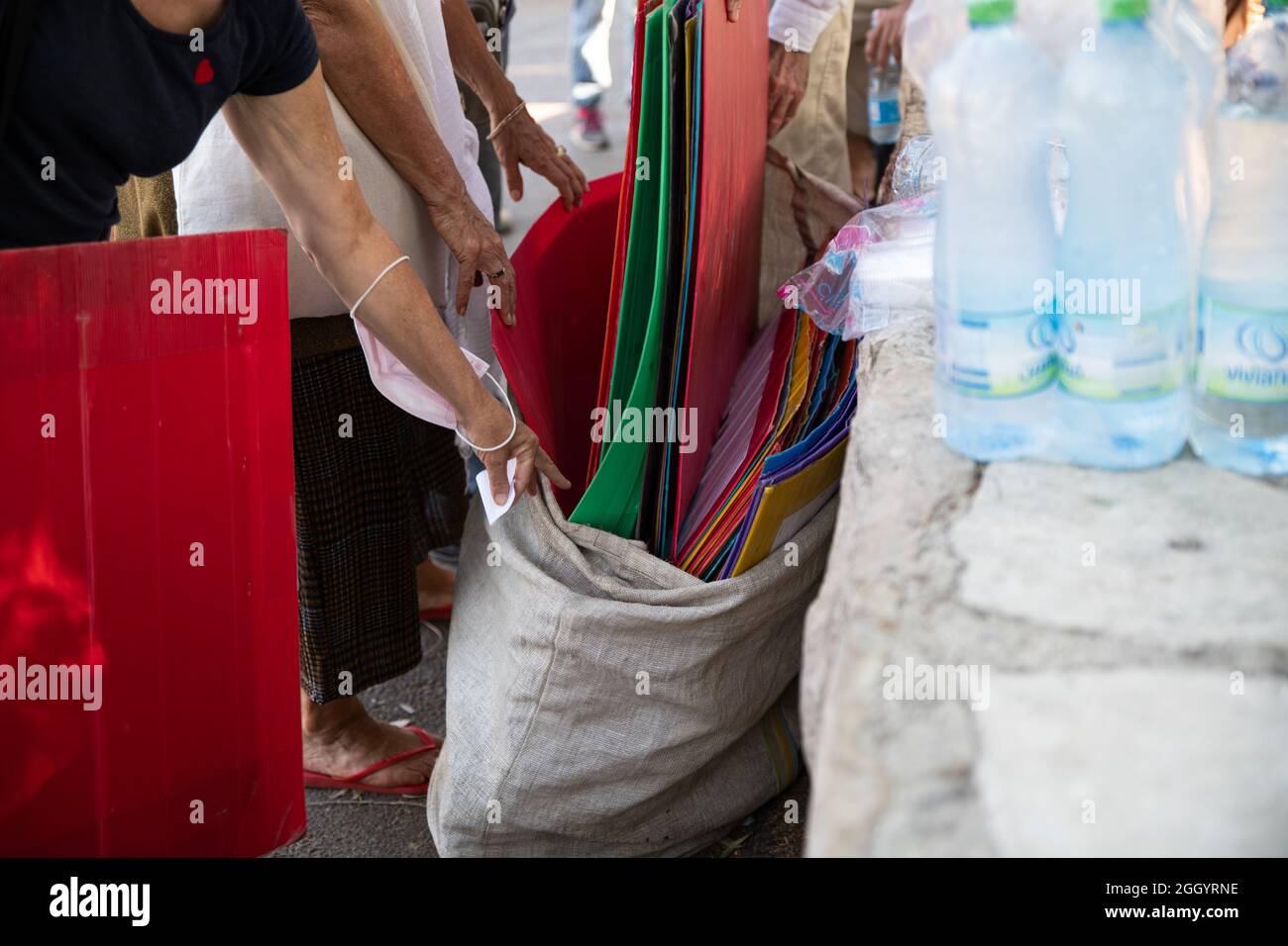 Jérusalem, Israël. 03ème septembre 2021. Un jour après que le Ministre israélien de la sécurité intérieure ait déclaré que les forces de police devaient éviter la confiscation des drapeaux palestiniens - des affrontements se sont produits alors que la police israélienne avait violemment volé des drapeaux aux mains des manifestants. Des manifestants juifs et palestiniens à Sheikh Jarach lors de la manifestation hebdomadaire devant le point de contrôle de la police israélienne à l'entrée du quartier - qui surveille l'entrée des non-résidents depuis avril dernier. Cheikh Jarach. Jérusalem, Israël. 3 septembre 2021. Credit: Matan Golan/Alay Live News Banque D'Images