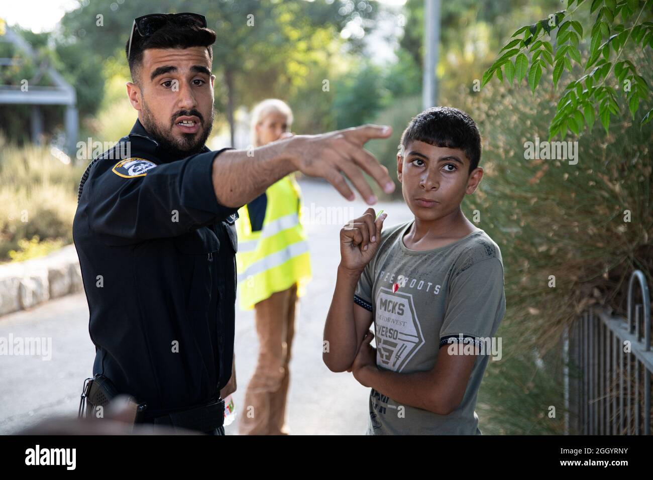 Jérusalem, Israël. 03ème septembre 2021. Un jour après que le Ministre israélien de la sécurité intérieure ait déclaré que les forces de police devaient éviter la confiscation des drapeaux palestiniens - des affrontements se sont produits alors que la police israélienne avait violemment volé des drapeaux aux mains des manifestants. Des manifestants juifs et palestiniens à Sheikh Jarach lors de la manifestation hebdomadaire devant le point de contrôle de la police israélienne à l'entrée du quartier - qui surveille l'entrée des non-résidents depuis avril dernier. Cheikh Jarach. Jérusalem, Israël. 3 septembre 2021. Credit: Matan Golan/Alay Live News Banque D'Images