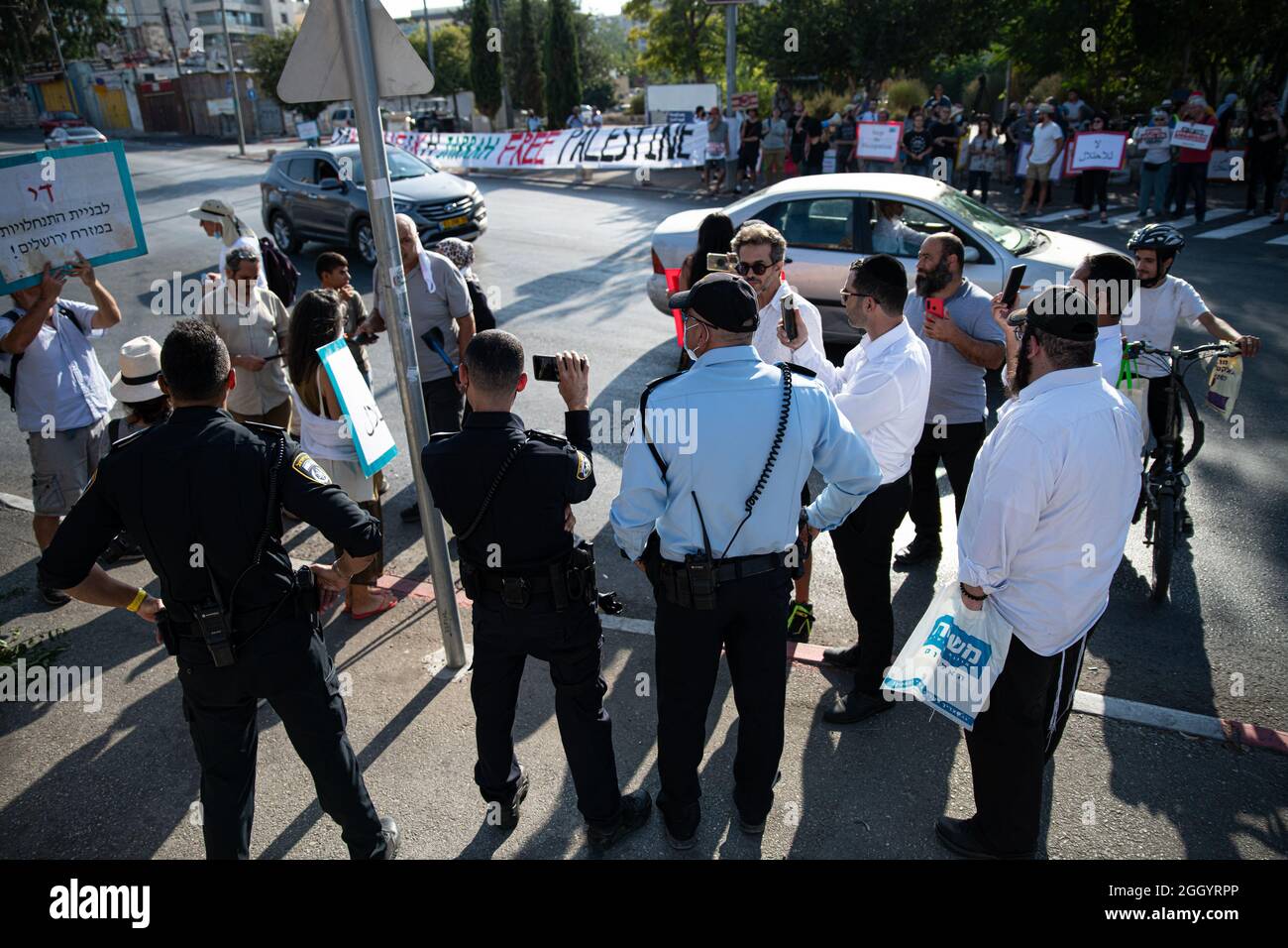 Jérusalem, Israël. 03ème septembre 2021. Un jour après que le Ministre israélien de la sécurité intérieure ait déclaré que les forces de police devaient éviter la confiscation des drapeaux palestiniens - des affrontements se sont produits alors que la police israélienne avait violemment volé des drapeaux aux mains des manifestants. Des manifestants juifs et palestiniens à Sheikh Jarach lors de la manifestation hebdomadaire devant le point de contrôle de la police israélienne à l'entrée du quartier - qui surveille l'entrée des non-résidents depuis avril dernier. Cheikh Jarach. Jérusalem, Israël. 3 septembre 2021. Credit: Matan Golan/Alay Live News Banque D'Images