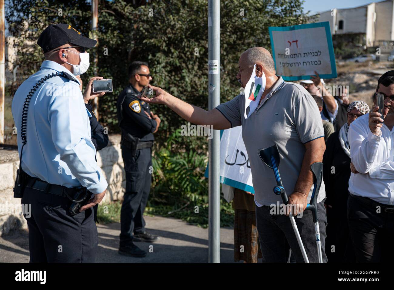 Jérusalem, Israël. 03ème septembre 2021. Un jour après que le Ministre israélien de la sécurité intérieure ait déclaré que les forces de police devaient éviter la confiscation des drapeaux palestiniens - des affrontements se sont produits alors que la police israélienne avait violemment volé des drapeaux aux mains des manifestants. Des manifestants juifs et palestiniens à Sheikh Jarach lors de la manifestation hebdomadaire devant le point de contrôle de la police israélienne à l'entrée du quartier - qui surveille l'entrée des non-résidents depuis avril dernier. Cheikh Jarach. Jérusalem, Israël. 3 septembre 2021. Credit: Matan Golan/Alay Live News Banque D'Images
