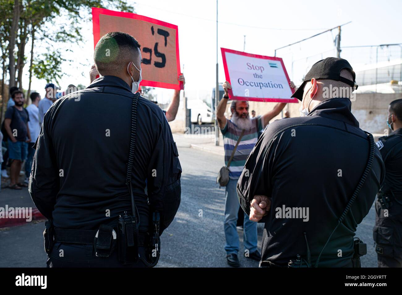 Jérusalem, Israël. 03ème septembre 2021. Un jour après que le Ministre israélien de la sécurité intérieure ait déclaré que les forces de police devaient éviter la confiscation des drapeaux palestiniens - des affrontements se sont produits alors que la police israélienne avait violemment volé des drapeaux aux mains des manifestants. Des manifestants juifs et palestiniens à Sheikh Jarach lors de la manifestation hebdomadaire devant le point de contrôle de la police israélienne à l'entrée du quartier - qui surveille l'entrée des non-résidents depuis avril dernier. Cheikh Jarach. Jérusalem, Israël. 3 septembre 2021. Credit: Matan Golan/Alay Live News Banque D'Images