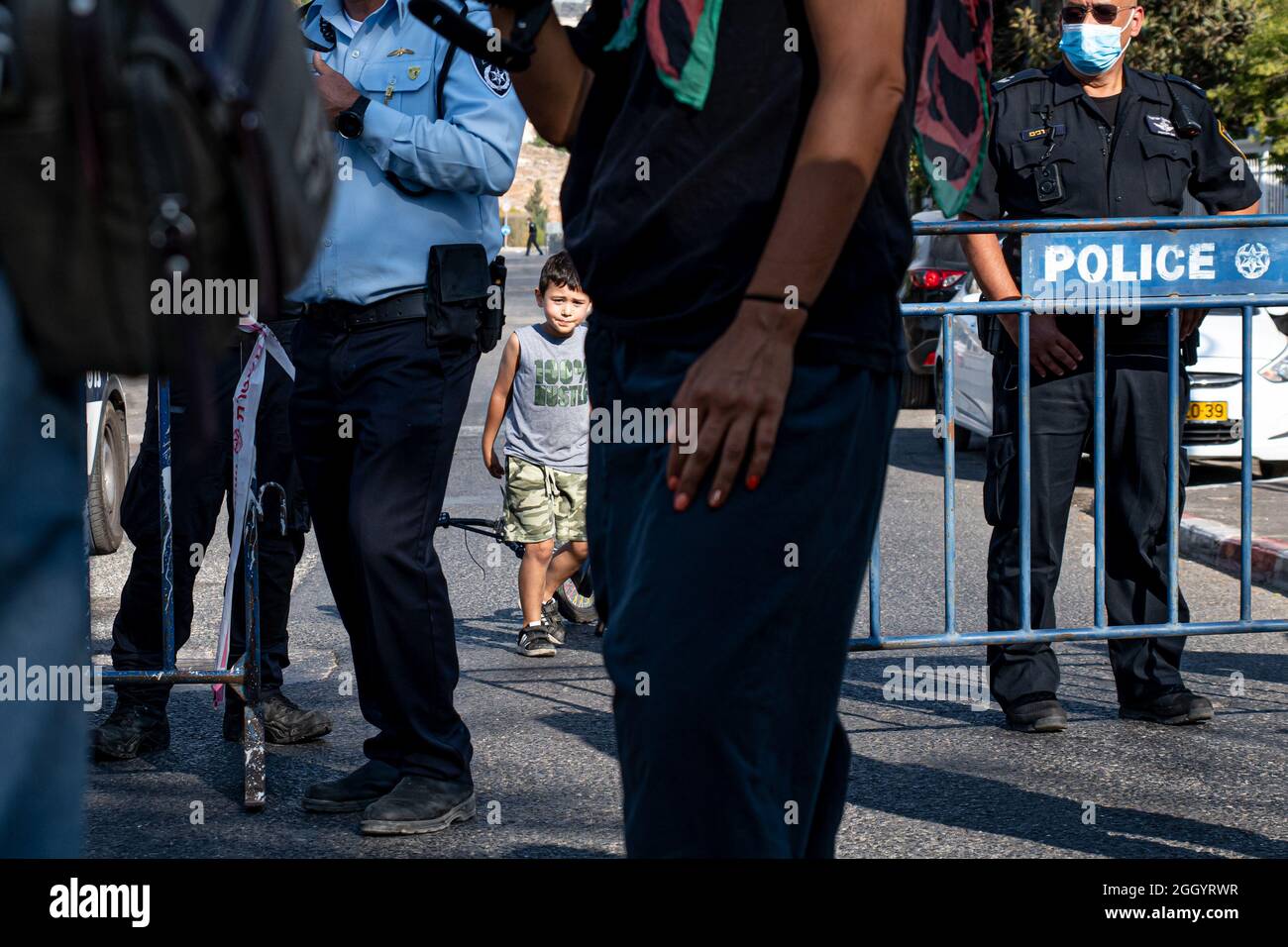 Jérusalem, Israël. 03ème septembre 2021. Un jour après que le Ministre israélien de la sécurité intérieure ait déclaré que les forces de police devaient éviter la confiscation des drapeaux palestiniens - des affrontements se sont produits alors que la police israélienne avait violemment volé des drapeaux aux mains des manifestants. Des manifestants juifs et palestiniens à Sheikh Jarach lors de la manifestation hebdomadaire devant le point de contrôle de la police israélienne à l'entrée du quartier - qui surveille l'entrée des non-résidents depuis avril dernier. Cheikh Jarach. Jérusalem, Israël. 3 septembre 2021. Credit: Matan Golan/Alay Live News Banque D'Images