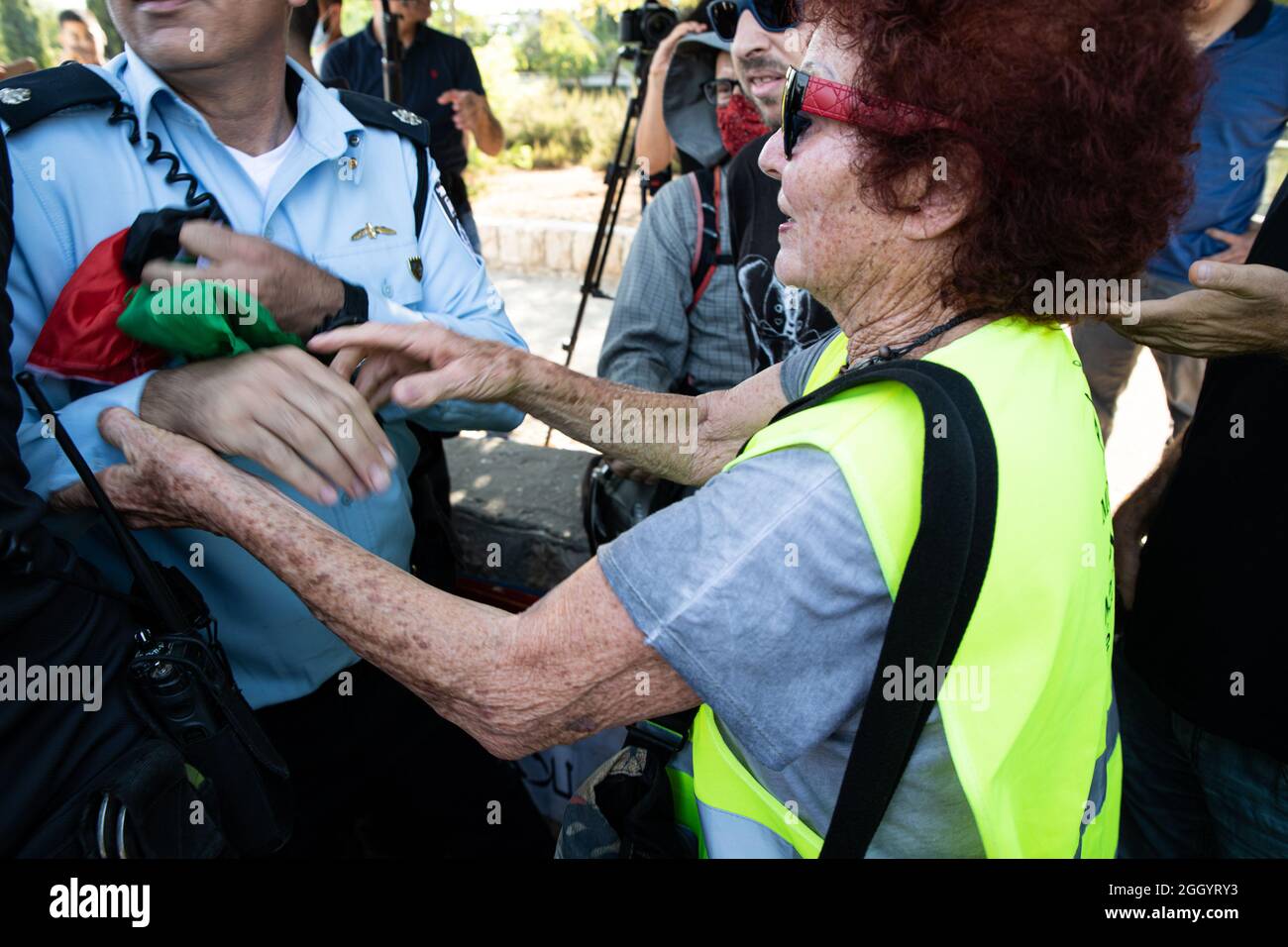 Jérusalem, Israël. 03ème septembre 2021. Un jour après que le Ministre israélien de la sécurité intérieure ait déclaré que les forces de police devaient éviter la confiscation des drapeaux palestiniens - des affrontements se sont produits alors que la police israélienne avait violemment volé des drapeaux aux mains des manifestants. Des manifestants juifs et palestiniens à Sheikh Jarach lors de la manifestation hebdomadaire devant le point de contrôle de la police israélienne à l'entrée du quartier - qui surveille l'entrée des non-résidents depuis avril dernier. Cheikh Jarach. Jérusalem, Israël. 3 septembre 2021. Credit: Matan Golan/Alay Live News Banque D'Images
