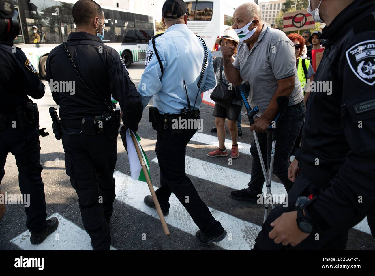 Jérusalem, Israël. 03ème septembre 2021. Un jour après que le Ministre israélien de la sécurité intérieure ait déclaré que les forces de police devaient éviter la confiscation des drapeaux palestiniens - des affrontements se sont produits alors que la police israélienne avait violemment volé des drapeaux aux mains des manifestants. Des manifestants juifs et palestiniens à Sheikh Jarach lors de la manifestation hebdomadaire devant le point de contrôle de la police israélienne à l'entrée du quartier - qui surveille l'entrée des non-résidents depuis avril dernier. Cheikh Jarach. Jérusalem, Israël. 3 septembre 2021. Credit: Matan Golan/Alay Live News Banque D'Images