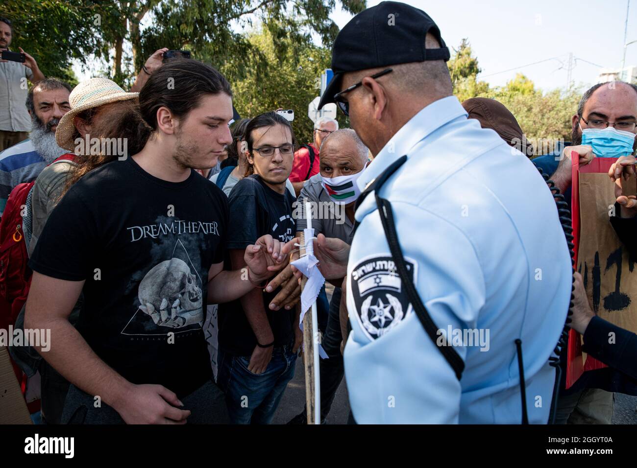 Jérusalem, Israël. 03ème septembre 2021. Un jour après que le Ministre israélien de la sécurité intérieure ait déclaré que les forces de police devaient éviter la confiscation des drapeaux palestiniens - des affrontements se sont produits alors que la police israélienne avait violemment volé des drapeaux aux mains des manifestants. Des manifestants juifs et palestiniens à Sheikh Jarach lors de la manifestation hebdomadaire devant le point de contrôle de la police israélienne à l'entrée du quartier - qui surveille l'entrée des non-résidents depuis avril dernier. Cheikh Jarach. Jérusalem, Israël. 3 septembre 2021. Credit: Matan Golan/Alay Live News Banque D'Images
