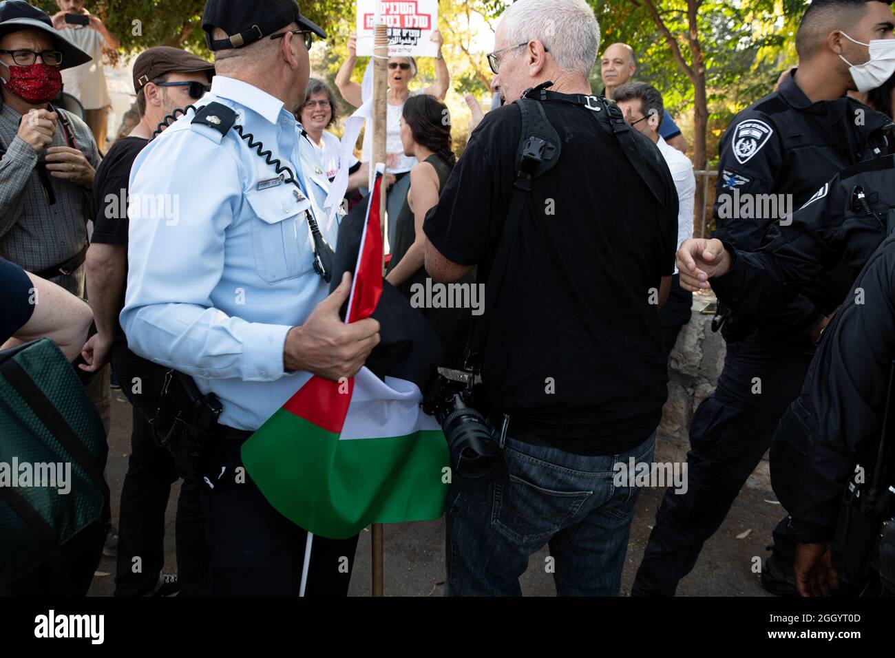 Jérusalem, Israël. 03ème septembre 2021. Un jour après que le Ministre israélien de la sécurité intérieure ait déclaré que les forces de police devaient éviter la confiscation des drapeaux palestiniens - des affrontements se sont produits alors que la police israélienne avait violemment volé des drapeaux aux mains des manifestants. Des manifestants juifs et palestiniens à Sheikh Jarach lors de la manifestation hebdomadaire devant le point de contrôle de la police israélienne à l'entrée du quartier - qui surveille l'entrée des non-résidents depuis avril dernier. Cheikh Jarach. Jérusalem, Israël. 3 septembre 2021. Credit: Matan Golan/Alay Live News Banque D'Images